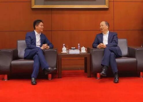 中國(guó)工商銀行董事長(zhǎng)易會(huì)滿(mǎn)和京東集團(tuán)董事局主席兼首席執(zhí)行官劉強(qiáng)東見(jiàn)證了雙方合作協(xié)議的簽署。 