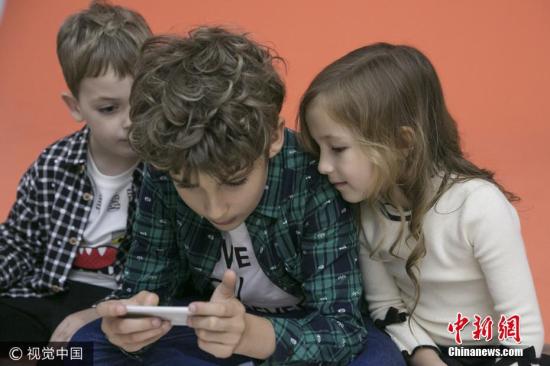 外報(bào)：一天滑手機(jī)80次 孩子網(wǎng)癮過高怎么辦？