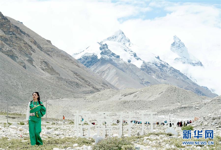 （文化）（5）“格?；ㄩ_”西藏民族服飾秀亮相珠峰大本營