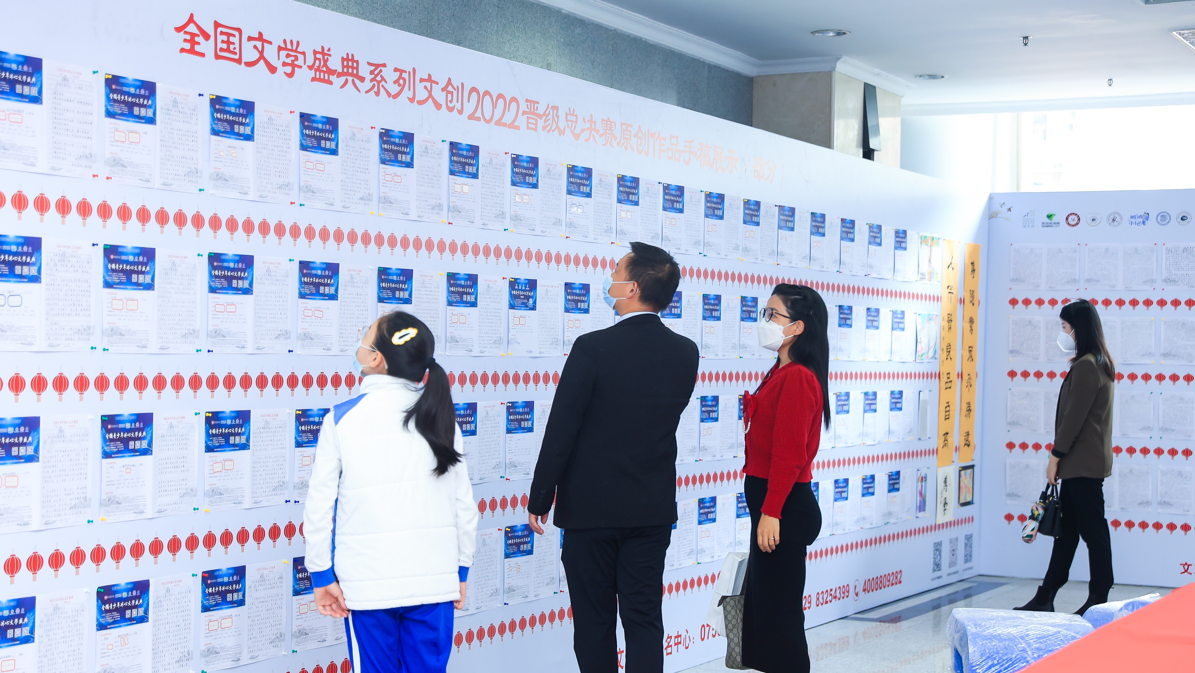 與會(huì)的領(lǐng)導(dǎo)嘉賓、師生文友共同走進(jìn)全國文學(xué)盛典年度慶典現(xiàn)場(chǎng)展示區(qū)